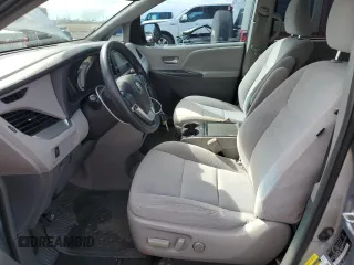 2015 Toyota Sienna LE AAS z VIN 5TDKK3DC1FS678805, wystawiony jako Copart lot #56421605 z przebiegiem 80 435 mil mil oraz Szkoda całkowita • Salvage title. Historia ofert i sprzedaży dostępna na DreamBid. Obrazek 7.