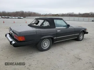 1985 Mercedes-Benz 380 z VIN WDBBA45C3FA030353, wystawiony jako Copart lot #48373455 z przebiegiem 97 471 mil mil oraz Nie do naprawy. Historia ofert i sprzedaży dostępna na DreamBid. Obrazek 3.
