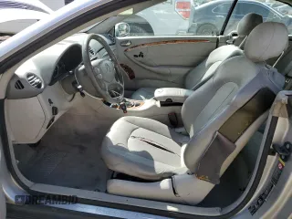 2004 Mercedes-Benz CLK 320 z VIN WDBTK65G24T032144, wystawiony jako Copart lot #48421025 z przebiegiem 157 180 mil mil oraz Szkody całkowita. Historia ofert i sprzedaży dostępna na DreamBid. Obrazek 7.