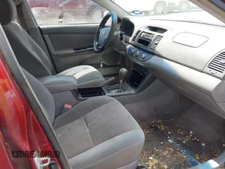 2005 Toyota Camry STD z VIN 4T1BE32K75U021742, wystawiony jako IAAI lot #42525204 z przebiegiem 235 645 mil mil oraz . Historia ofert i sprzedaży dostępna na DreamBid. Obrazek 5.