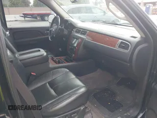 2008 Chevrolet Suburban LTZ z VIN 3GNFK16Y28G186226, wystawiony jako IAAI lot #42460005 z przebiegiem 218 041 mil mil oraz . Historia ofert i sprzedaży dostępna na DreamBid. Obrazek 5.