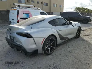 2022 Toyota Supra 3.0 z VIN WZ1DB0C05NW048445, wystawiony jako Copart lot #73665812 z przebiegiem 8850 mil mil oraz . Historia ofert i sprzedaży dostępna na DreamBid. Obrazek 3.