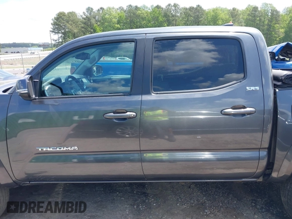 2021 Toyota Tacoma SR z VIN 3TMCZ5AN2MM392590, wystawiony jako IAAI lot #42178072 z przebiegiem 42 542 mil mil oraz . Historia ofert i sprzedaży dostępna na DreamBid. Obrazek 14.