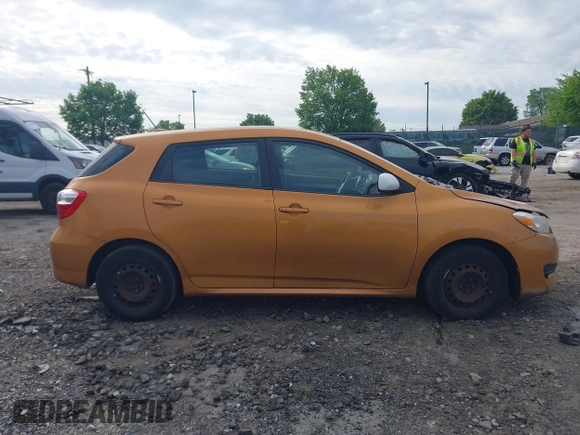 2009 Toyota Matrix z VIN 2T1KU40E29C012878, wystawiony jako IAAI lot #42177978 z przebiegiem 119 897 mil mil oraz . Historia ofert i sprzedaży dostępna na DreamBid. Obrazek 12.