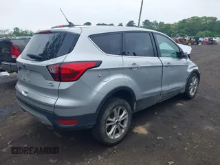 2019 Ford Escape SE z VIN 1FMCU9GD8KUA73154, wystawiony jako IAAI lot #42258644 z przebiegiem 37 090 mil mil oraz . Historia ofert i sprzedaży dostępna na DreamBid. Obrazek 4.