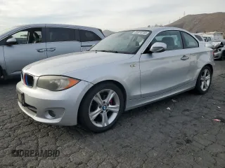 2013 BMW 1 Series 128i z VIN WBAUP9C56DVS95894, wystawiony jako Copart lot #85974744 z przebiegiem 119 033 mil mil oraz Czysty tytuł • Clean title. Historia ofert i sprzedaży dostępna na DreamBid. Obrazek 1.