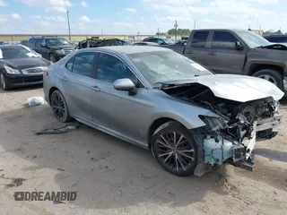 2018 Toyota Camry LE z VIN 4T1B11HK2JU070977, wystawiony jako IAAI lot #41489594 z przebiegiem 132 914 mil mil oraz . Historia ofert i sprzedaży dostępna na DreamBid. Obrazek 1.