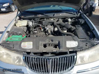 2000 Lincoln Town Car Executive with VIN 1LNHM81W1YY774680, listed as a IAAI auction lot 42001300 with 235,116 mi miles. Bid and sale history available at carsss.com. Image 10.