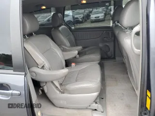 2010 Toyota Sienna XLE z VIN 5TDDK4CC2AS033041, wystawiony jako Copart lot #49240585 z przebiegiem 171 315 mil mil oraz Czysty tytuł • Clean title. Historia ofert i sprzedaży dostępna na DreamBid. Obrazek 11.
