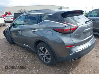 2023 Nissan Murano SV z VIN 5N1AZ2BJ6PC140912, wystawiony jako IAAI lot #42684601 z przebiegiem 52 272 mil mil oraz . Historia ofert i sprzedaży dostępna na DreamBid. Obrazek 3.
