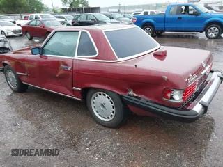 1986 Mercedes-Benz 560 SL z VIN WDBBA48D1GA046931, wystawiony jako IAAI lot #42150091 z przebiegiem 132 030 mil mil oraz . Historia ofert i sprzedaży dostępna na DreamBid. Obrazek 3.