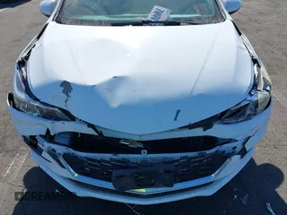 2017 Chevrolet Cruze LS z VIN 1G1BC5SMXH7181536, wystawiony jako IAAI lot #42317266 z przebiegiem 124 380 mil mil oraz . Historia ofert i sprzedaży dostępna na DreamBid. Obrazek 6.