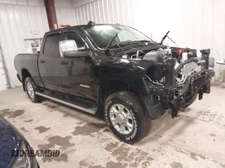 2024 Ram 2500 Laramie z VIN 3C6UR5FJ2RG186581, wystawiony jako IAAI lot #42310069 z przebiegiem 32 395 mil mil oraz . Historia ofert i sprzedaży dostępna na DreamBid. Obrazek 1.
