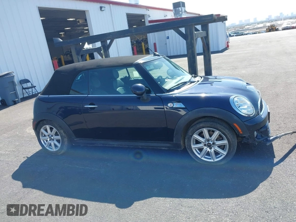 2014 MINI Convertible S z VIN WMWZP3C53ET706796, wystawiony jako IAAI lot #42363811 z przebiegiem 93 581 mil mil oraz . Historia ofert i sprzedaży dostępna na DreamBid. Obrazek 13.