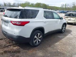 2018 Chevrolet Traverse LT z VIN 1GNEVHKW4JJ275817, wystawiony jako IAAI lot #42179473 z przebiegiem 81 595 mil mil oraz . Historia ofert i sprzedaży dostępna na DreamBid. Obrazek 4.