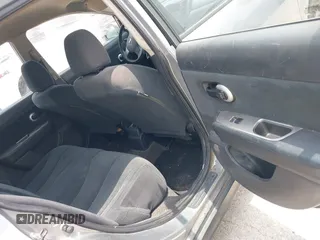 2010 Nissan Versa S z VIN 3N1BC1CP0AL399143, wystawiony jako IAAI lot #42268705 z przebiegiem 222 459 mil mil oraz . Historia ofert i sprzedaży dostępna na DreamBid. Obrazek 8.