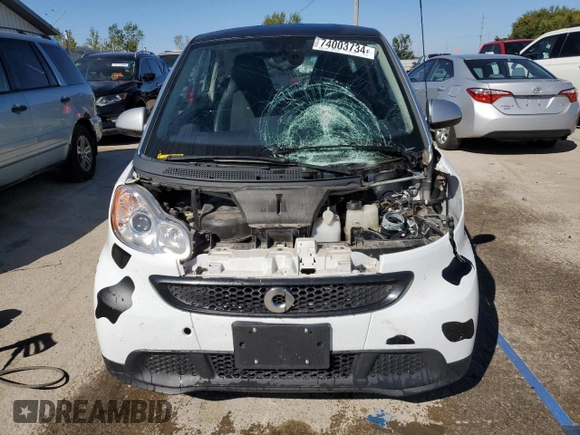 2013 Smart fortwo Pure z VIN WMEEJ3BA5DK694853, wystawiony jako Copart lot #74003734 z przebiegiem 27 720 mil mil oraz Szkoda całkowita • Salvage title. Historia ofert i sprzedaży dostępna na DreamBid. Obrazek 5.