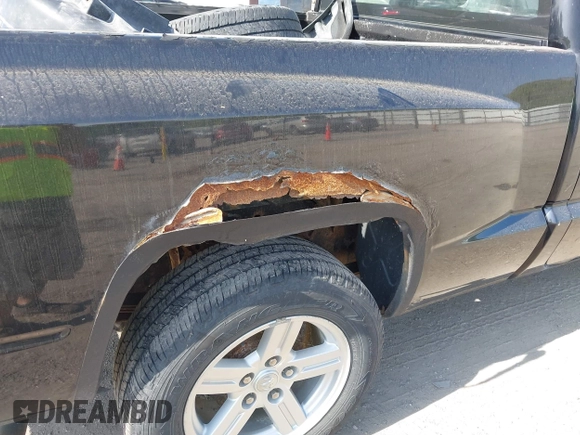 2008 Dodge Dakota с VIN 1D7HW32K88S592237, выставлен на аукционе IAAI как лот 42279584 с пробегом 110 610 миль миль и . История ставок и продаж доступна на DreamBid. Изображение 16.