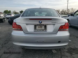 2013 BMW 1 Series 128i z VIN WBAUP9C56DVS95894, wystawiony jako Copart lot #85974744 z przebiegiem 119 033 mil mil oraz Czysty tytuł • Clean title. Historia ofert i sprzedaży dostępna na DreamBid. Obrazek 6.