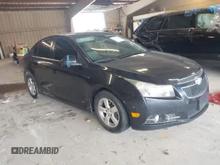 2014 Chevrolet Cruze 1LT z VIN 1G1PC5SB3E7429464, wystawiony jako IAAI lot #42395452 z przebiegiem 159 877 mil mil oraz . Historia ofert i sprzedaży dostępna na DreamBid. Obrazek 1.
