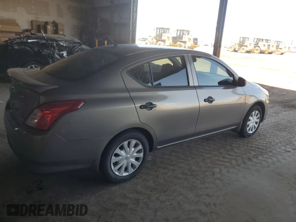 2016 Nissan Versa S z VIN 3N1CN7AP6GL884240, wystawiony jako Copart lot #63071695 z przebiegiem 48 761 mil mil oraz Czysty tytuł • Clean title. Historia ofert i sprzedaży dostępna na DreamBid. Obrazek 3.