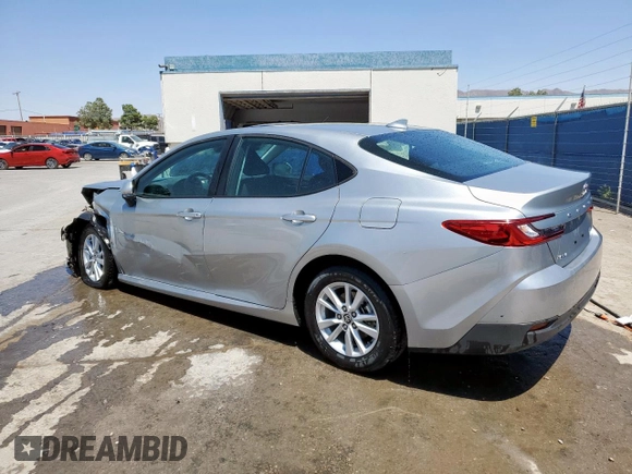 2025 Toyota Camry LE z VIN 4T1DAACKXSU033239, wystawiony jako Copart lot #58013215 z przebiegiem 17 008 mil mil oraz Czysty tytuł • Clean title. Historia ofert i sprzedaży dostępna na DreamBid. Obrazek 2.