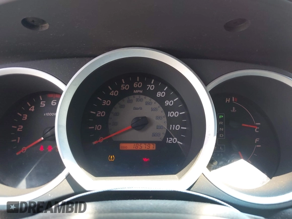 2006 Toyota Tacoma PreRunner z VIN 5TEJU62N66Z290418, wystawiony jako IAAI lot #42423060 z przebiegiem 185 797 mil mil oraz . Historia ofert i sprzedaży dostępna na DreamBid. Obrazek 7.