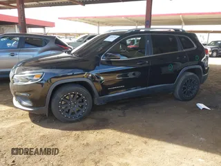2019 Jeep Cherokee Latitude Plus z VIN 1C4PJLLB2KD420090, wystawiony jako IAAI lot #42094704 z przebiegiem 81 545 mil mil oraz . Historia ofert i sprzedaży dostępna na DreamBid. Obrazek 17.