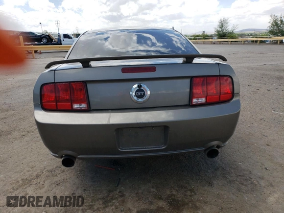2005 Ford Mustang GT Deluxe z VIN 1ZVHT82H355259178, wystawiony jako Copart lot #55663555 z przebiegiem 194 211 mil mil oraz Szkoda całkowita • Salvage title. Historia ofert i sprzedaży dostępna na DreamBid. Obrazek 6.