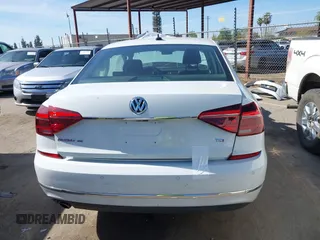 2017 Volkswagen Passat SE z VIN 1VWGT7A30HC053652, wystawiony jako IAAI lot #41882003 z przebiegiem 45 113 mil mil oraz . Historia ofert i sprzedaży dostępna na DreamBid. Obrazek 17.