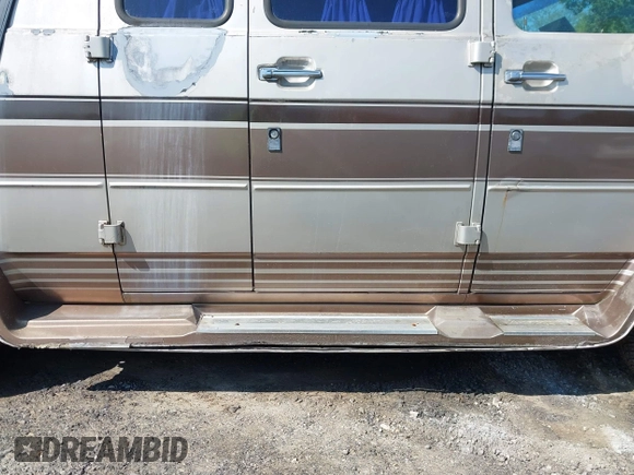 1988 Chevrolet Chevy Van z VIN 1GBEG25K8J7123095, wystawiony jako IAAI lot #42355125 z przebiegiem 92 496 mil mil oraz . Historia ofert i sprzedaży dostępna na DreamBid. Obrazek 17.