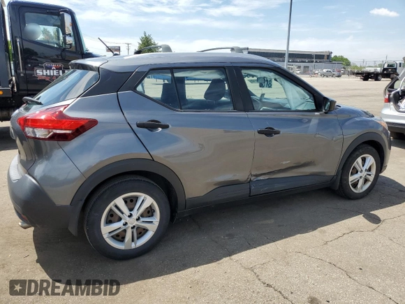 2019 Nissan Kicks S z VIN 3N1CP5CU3KL560088, wystawiony jako Copart lot #55911105 z przebiegiem 76 707 mil mil oraz Szkoda całkowita • Salvage title. Historia ofert i sprzedaży dostępna na DreamBid. Obrazek 3.