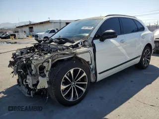 2018 Bentley Bentayga Signature z VIN SJAAC2ZV3JC016779, wystawiony jako Copart lot #54077865 z przebiegiem Nie podano mil oraz Szkody całkowita. Historia ofert i sprzedaży dostępna na DreamBid. Obrazek 1.