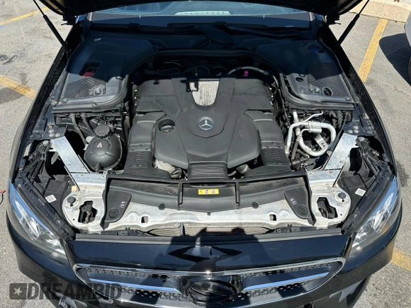 2020 Mercedes-Benz E z VIN W1K1J6JBXLF140004, wystawiony jako Copart lot #55652425 z przebiegiem 54 285 mil mil oraz Czysty tytuł • Clean title. Historia ofert i sprzedaży dostępna na DreamBid. Obrazek 6.