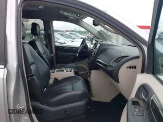 2011 Chrysler Town & Country Touring L z VIN 2A4RR8DG6BR758334, wystawiony jako IAAI lot #42138668 z przebiegiem 182 164 mil mil oraz . Historia ofert i sprzedaży dostępna na DreamBid. Obrazek 5.