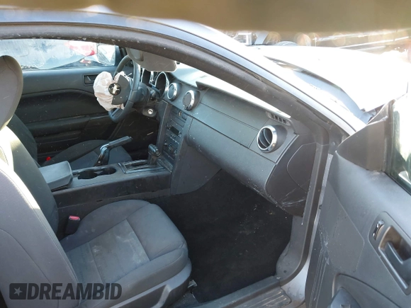 2007 Ford Mustang Deluxe z VIN 1ZVFT80N975302845, wystawiony jako IAAI lot #41615150 z przebiegiem Nie podano mil oraz . Historia ofert i sprzedaży dostępna na DreamBid. Obrazek 5.