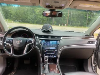 2013 Cadillac XTS Luxury z VIN 2G61P5S33D9171411, wystawiony jako Copart lot #59880945 z przebiegiem 268 029 mil mil oraz Czysty tytuł • Clean title. Historia ofert i sprzedaży dostępna na DreamBid. Obrazek 9.
