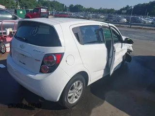 2015 Chevrolet Sonic LT z VIN 1G1JC6SB8F4201796, wystawiony jako IAAI lot #42801612 z przebiegiem 209 607 mil mil oraz . Historia ofert i sprzedaży dostępna na DreamBid. Obrazek 4.