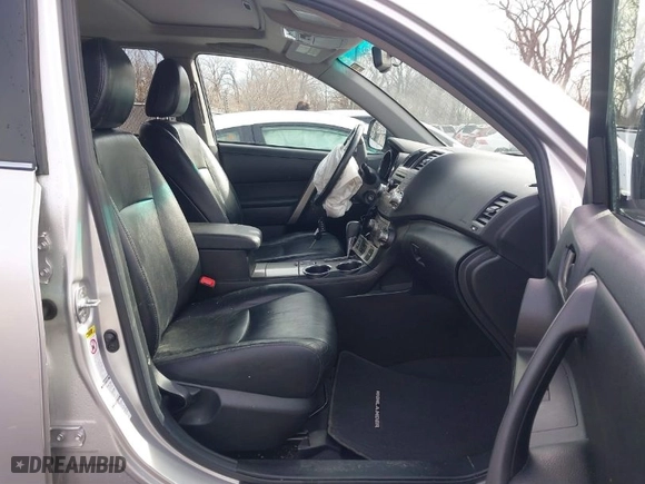 2011 Toyota Highlander with VIN 5TDBK3EH4BS044957, listed as a IAAI auction lot 41696233 with 276,287 mi miles. Bid and sale history available at carsss.com. Image 5.
