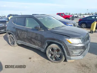 2019 Jeep Compass Altitude z VIN 3C4NJCBB8KT726956, wystawiony jako IAAI lot #39195540 z przebiegiem Nie podano mil oraz . Historia ofert i sprzedaży dostępna na DreamBid. Obrazek 1.