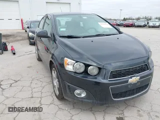 2015 Chevrolet Sonic LTZ z VIN 1G1JE5SB8F4143693, wystawiony jako IAAI lot #41925970 z przebiegiem 119 647 mil mil oraz . Historia ofert i sprzedaży dostępna na DreamBid. Obrazek 1.