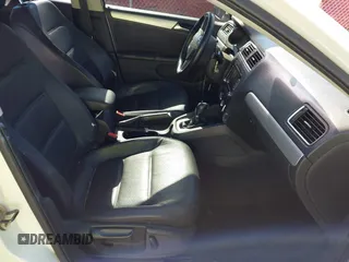 2013 Volkswagen Jetta SE with VIN 3VWDX7AJ0DM397061, listed as a IAAI auction lot 41237703 with 114,704 mi miles and . Bid and sale history available at DreamBid. Image 5.