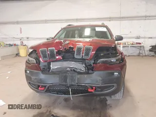 2019 Jeep Cherokee Trailhawk z VIN 1C4PJMBX0KD361981, wystawiony jako IAAI lot #42074093 z przebiegiem 56 989 mil mil oraz . Historia ofert i sprzedaży dostępna na DreamBid. Obrazek 6.