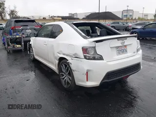 2014 Scion tC z VIN JTKJF5C77E3080128, wystawiony jako IAAI lot #42174898 z przebiegiem Nie podano mil oraz . Historia ofert i sprzedaży dostępna na DreamBid. Obrazek 3.