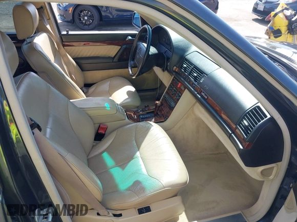 1993 Mercedes-Benz 500 z VIN WDBGA51E5PA138123, wystawiony jako IAAI lot #42012923 z przebiegiem 141 594 mil mil oraz . Historia ofert i sprzedaży dostępna na DreamBid. Obrazek 5.
