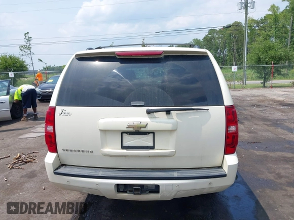 2008 Chevrolet Suburban LTZ z VIN 1GNFC16JX8R252506, wystawiony jako IAAI lot #42402610 z przebiegiem 308 625 mil mil oraz . Historia ofert i sprzedaży dostępna na DreamBid. Obrazek 16.