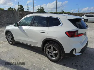 2023 BMW X1 xDrive28i z VIN WBX73EF02P5X84109, wystawiony jako Copart lot #57438595 z przebiegiem 25 421 mil mil oraz Tytuł czysty. Historia ofert i sprzedaży dostępna na DreamBid. Obrazek 2.