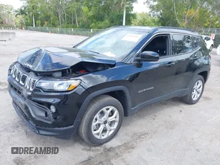 2025 Jeep Compass Latitude с VIN 3C4NJDBN9ST569440, выставлен на аукционе IAAI как лот 42098482 с пробегом 2 575 миль миль и . История ставок и продаж доступна на DreamBid. Изображение 18.