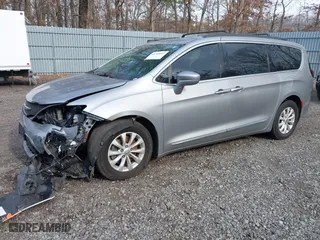 2017 Chrysler Pacifica Touring-L with VIN 2C4RC1BG0HR711780, listed as a IAAI auction lot 41709202 with 127,005 mi miles. Bid and sale history available at carsss.com. Image 17.
