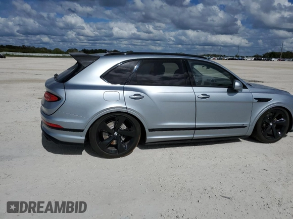 2022 Bentley Bentayga V8 z VIN SJAAM2ZV9NC011752, wystawiony jako Copart lot #79142714 z przebiegiem Nie podano mil oraz Nie do naprawy. Historia ofert i sprzedaży dostępna na DreamBid. Obrazek 3.
